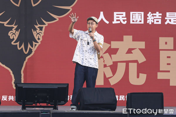 ▲419反統戰大遊行，前台北市議員邱威傑致詞。（圖／記者林敬旻攝）