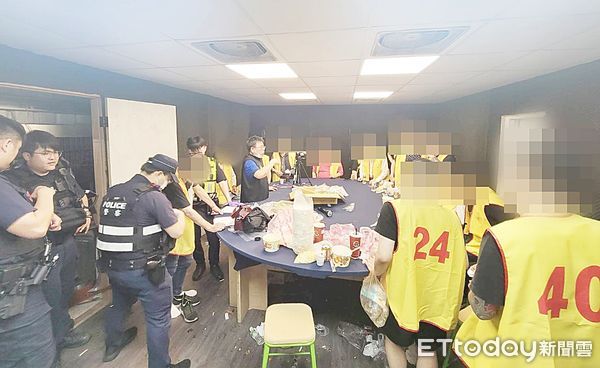 ▲桃園市八德警分局昨晚在霹靂小組荷槍實彈下，突破暗藏在八德區崁頂路民宅鐵皮屋內推筒子職業賭場，現場查獲41名賭客。（圖／記者沈繼昌翻攝）