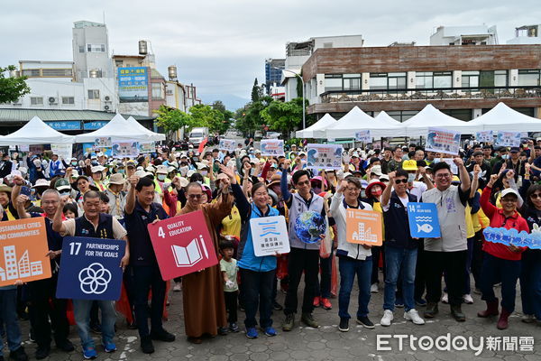 ▲世界地球日台東號召全民淨街淨灘。（圖／記者楊漢聲翻攝）