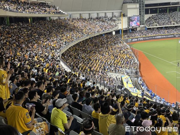 ▲中信兄弟蠟筆小新主題日進場觀眾。（圖／記者陳立勳攝）
