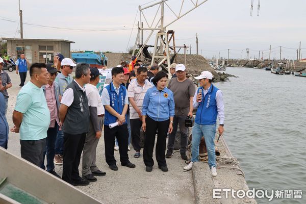 ▲雲林縣長張麗善率水利團隊前往金湖漁港進行現勘，並聽取當地漁民的需求與意見。（圖／記者游瓊華翻攝）