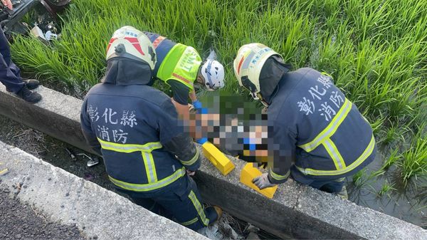 ▲彰化秀水鄉19日傍晚發生一起騎車雙載離奇自摔農田2人命危送醫急救。（圖／民眾提供）