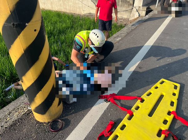 ▲彰化秀水鄉19日傍晚發生一起騎車雙載離奇自摔農田2人命危送醫急救。（圖／民眾提供）