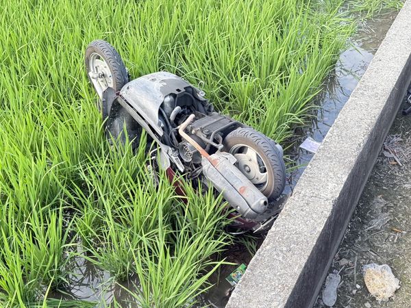 ▲彰化秀水鄉離奇摔車女騎士與姪女受傷送醫。（圖／民眾提供）