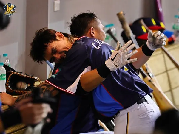 ▲中信兄弟陳俊秀與張志豪擁抱。（圖／中信兄弟提供）