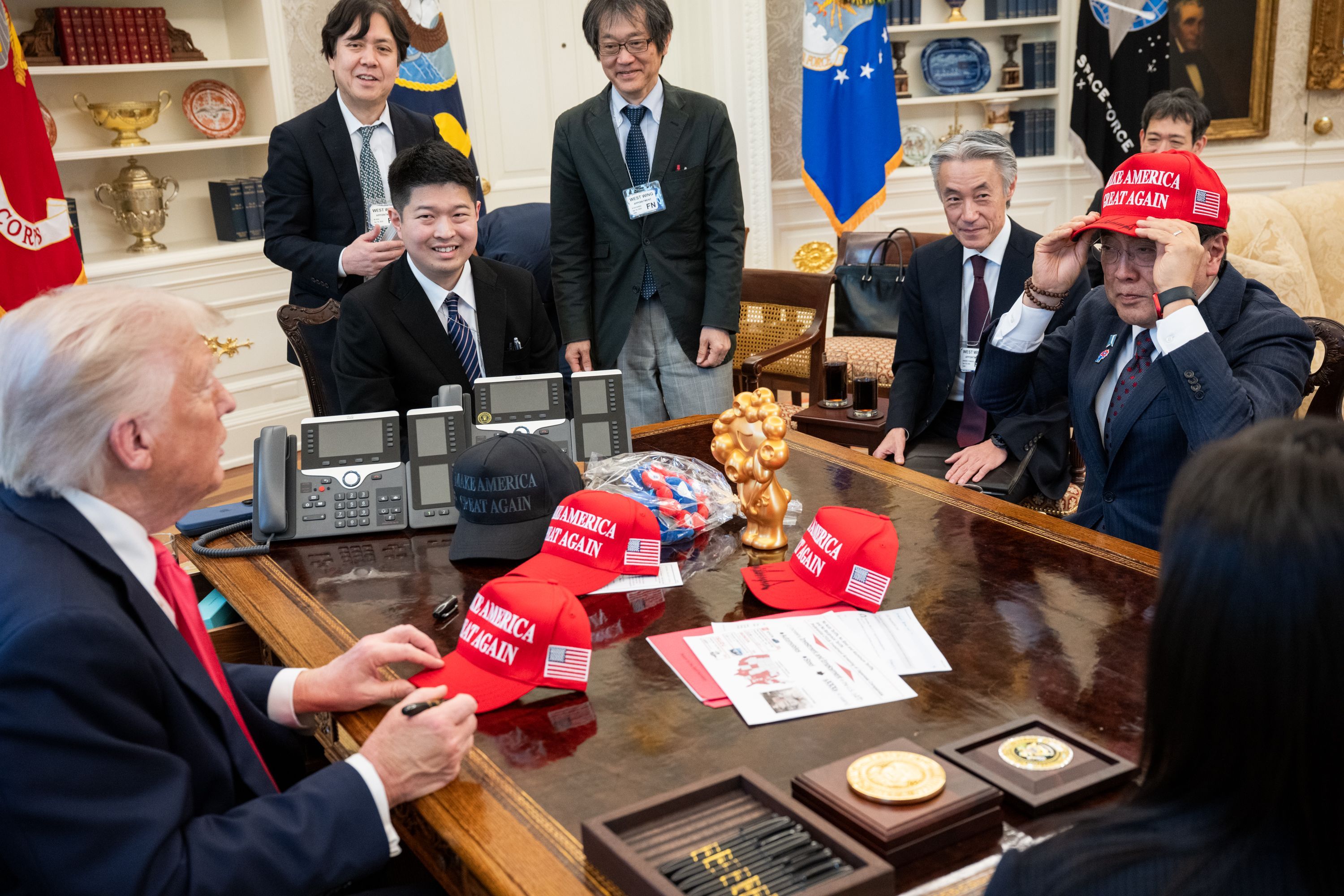 ▲▼日本經濟再生擔當大臣赤澤亮正訪問白宮，與美國總統川普互贈見面禮。（圖／達志影像）