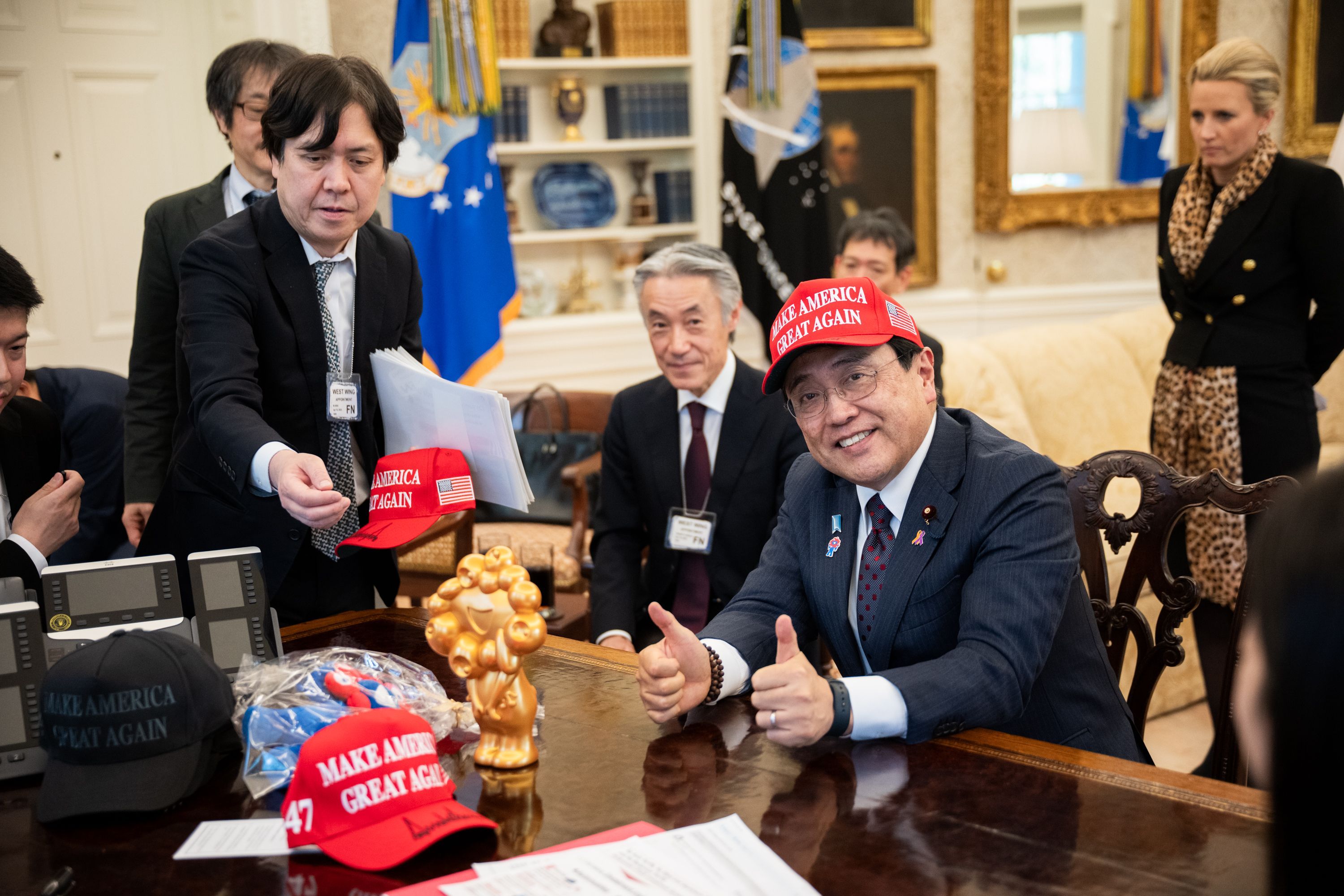 ▲▼日本經濟再生擔當大臣赤澤亮正訪問白宮，與美國總統川普互贈見面禮。（圖／達志影像）