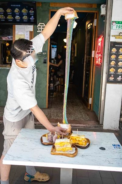 ▲▼台北早午餐【金花碳烤吐司專賣】萬華美食|牽絲兩公尺直接到天邊|名副其實的彩虹吐司|流心熔岩起司蛋直接湧出|飯糰尬芋泥也太酷。（圖／部落客美熊授權提供）