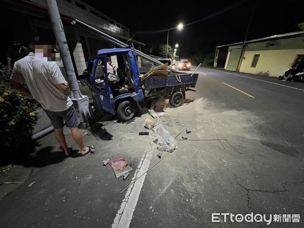 ▲▼嘉義男酒駕上山自撞電線桿小貨車車頭撞爛釀一死一傷。（圖／記者翁伊森翻攝）