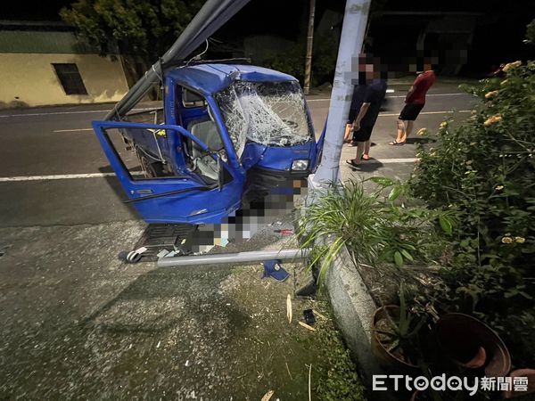 ▲▼嘉義男酒駕上山自撞電線桿小貨車車頭撞爛釀一死一傷。（圖／記者翁伊森翻攝）