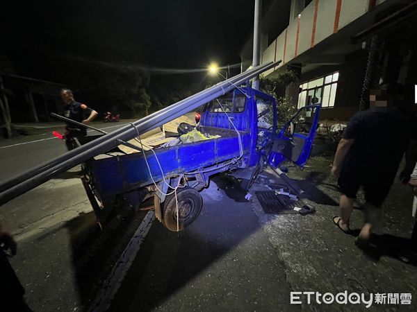 ▲▼嘉義男酒駕上山自撞電線桿小貨車車頭撞爛釀一死一傷。（圖／記者翁伊森翻攝）