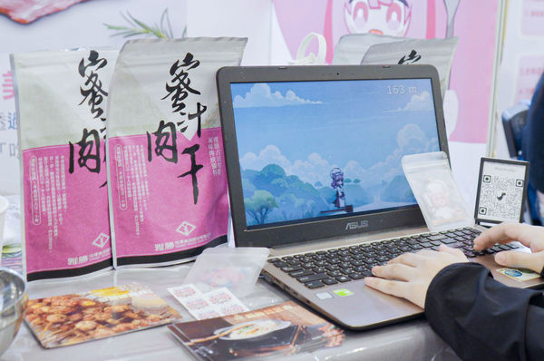 圖二：肉之源團隊利用生成式AI技術開發品牌遊戲，並設計IP人物。（圖／世新大學提供）
