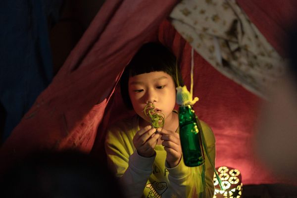 ▲童星斯拉在短片《彈珠汽水女孩》，用心詮釋暴氣口吃小女孩。（圖／公視提供）