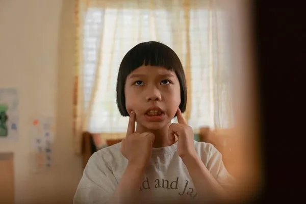 ▲童星斯拉在短片《彈珠汽水女孩》，用心詮釋暴氣口吃小女孩。（圖／公視提供）