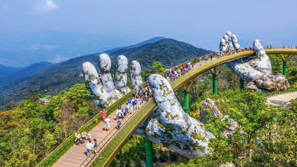 越南近年來成為許多台灣旅客的新選擇，2024年就有130萬人入境越南。圖為越南巴拿山黃金橋 （圖／台灣觀光協會）