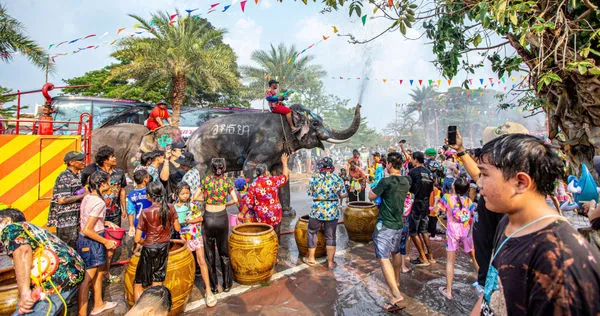 2025年的泰國潑水節長達5天，預料吸引眾多全球旅客前往，專家提醒要特別注意M痘疫情，避免與不特定人士密切接觸。（圖／新華社照片）