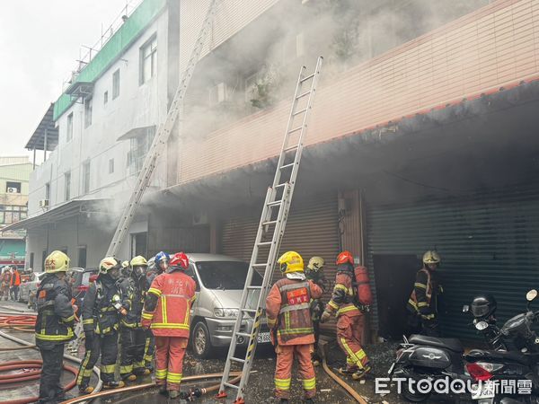 ▲▼             新北市樹林區俊安街一棟3層樓高工廠發生火災。（圖／記者陳以昇翻攝，下同）