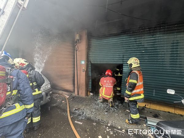 ▲▼             新北市樹林區俊安街一棟3層樓高工廠發生火災。（圖／記者陳以昇翻攝，下同）