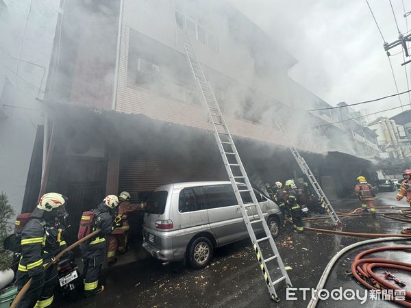 ▲▼             新北市樹林區俊安街一棟3層樓高工廠發生火災。（圖／記者陳以昇翻攝，下同）