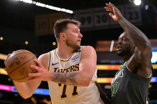 ▲湖人詹姆斯、唐西奇。（圖／路透）