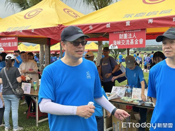 ▲▼陸委會主委邱垂正、副主委沈有忠參加路跑，宣導「國人赴陸港澳動態登錄系統」。（圖／記者蔡紹堅攝）