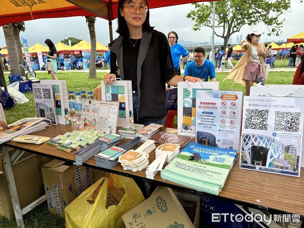 ▲▼陸委會主委邱垂正、副主委沈有忠參加路跑，宣導「國人赴陸港澳動態登錄系統」。（圖／記者蔡紹堅攝）
