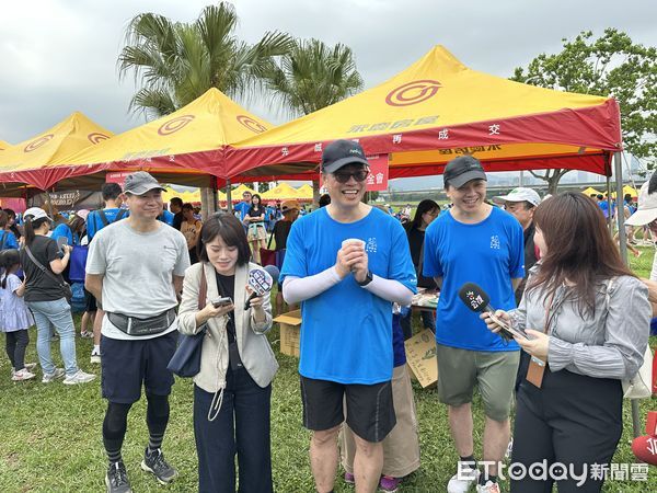 ▲▼陸委會主委邱垂正、副主委沈有忠參加路跑，宣導「國人赴陸港澳動態登錄系統」。（圖／記者蔡紹堅攝）