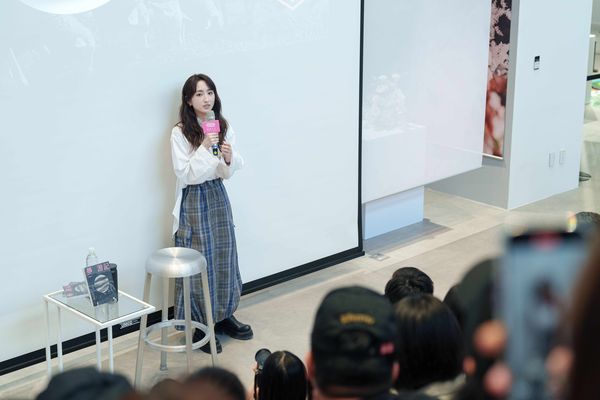 ▲柯佳嬿首本小說創佳績，簽書會簽名合照超過3小時。（圖／重版文化提供）