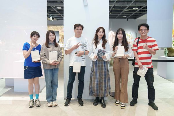▲柯佳嬿首本小說創佳績，簽書會簽名合照超過3小時。（圖／重版文化提供）