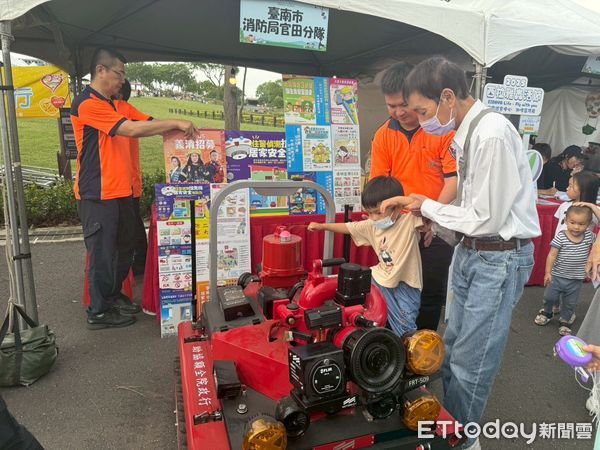 ▲消防機器人首次登場官田熱氣球嘉年華，以可愛外型與親切語音吸引大小朋友圍觀互動。（圖／記者林東良翻攝，下同）