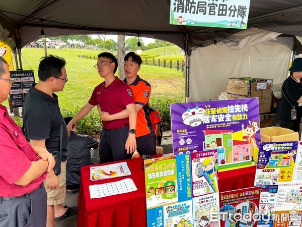 ▲消防機器人首次登場官田熱氣球嘉年華，以可愛外型與親切語音吸引大小朋友圍觀互動。（圖／記者林東良翻攝，下同）