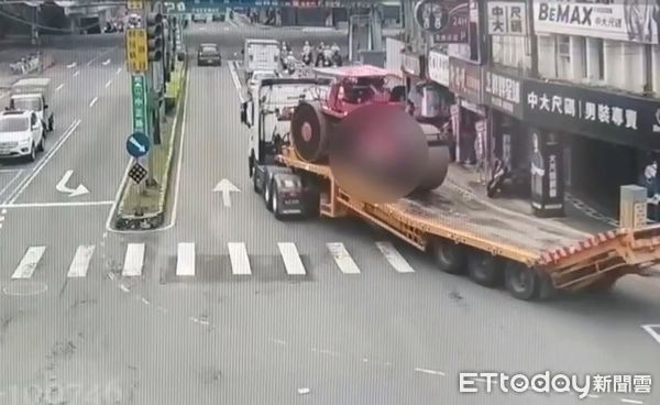 ▲▼         壓路機翻    。（圖／記者陸運陞翻攝）
