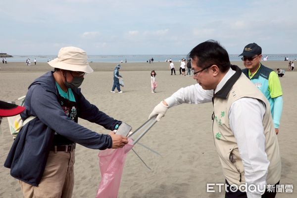 ▲台南市長黃偉哲現身安平觀夕平台，與市民一同參與淨灘行動，帶頭守護美麗海岸線。（圖／記者林東良翻攝，下同）