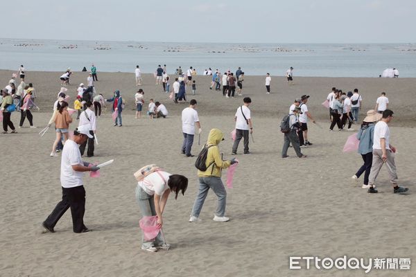 ▲台南市長黃偉哲現身安平觀夕平台，與市民一同參與淨灘行動，帶頭守護美麗海岸線。（圖／記者林東良翻攝，下同）
