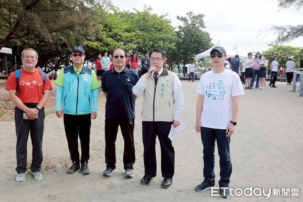 ▲台南市長黃偉哲現身安平觀夕平台，與市民一同參與淨灘行動，帶頭守護美麗海岸線。（圖／記者林東良翻攝，下同）