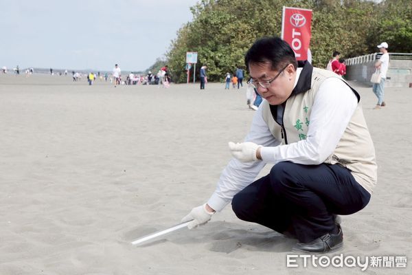 ▲台南市長黃偉哲現身安平觀夕平台，與市民一同參與淨灘行動，帶頭守護美麗海岸線。（圖／記者林東良翻攝，下同）