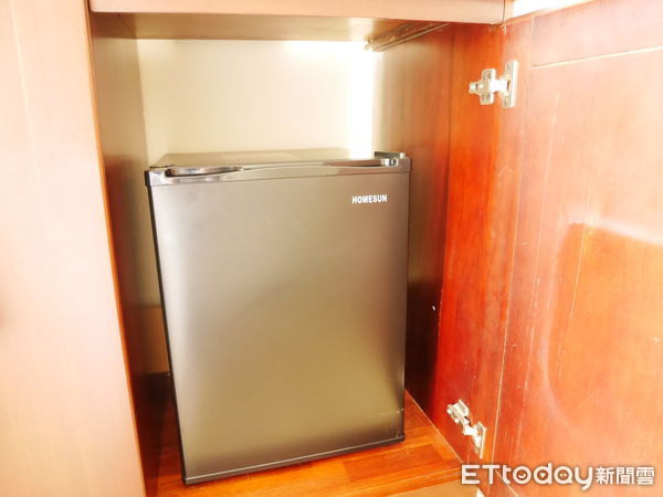 ▲飯店房間示意圖,遙控器,電視,冰箱,MINI BAR,衛浴,洗臉檯,浴缸,蓮蓬頭,玻璃杯,茶,咖啡,電話,電源開關,枕頭,枕套,門鎖,指示牌,房卡,櫥櫃,插座。（示意圖／記者彭懷玉攝）