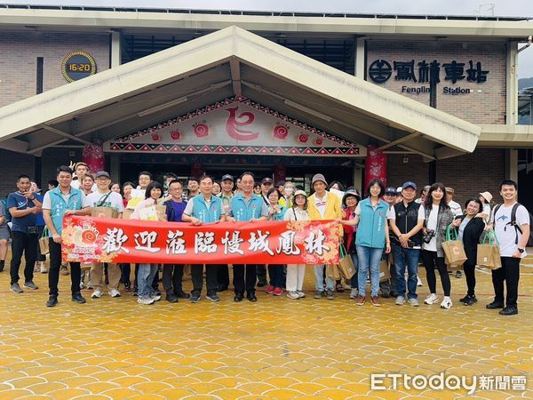 ▲▼台鐵最新改裝的觀光列車山嵐號首航花蓮鳳林，受到熱烈歡迎。（圖／鳳林鎮公所提供，下同）