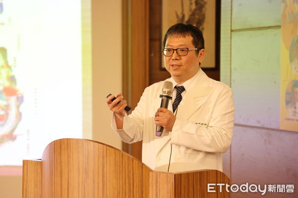 ▲心臟內科謝仁哲主任（右一）、陳威佐醫師（中），以及中醫部王健豪副主任（左），分享中西醫養心攻略。（圖／慈濟醫學中心提供，下同）