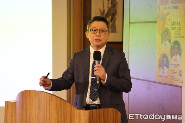 ▲心臟內科謝仁哲主任（右一）、陳威佐醫師（中），以及中醫部王健豪副主任（左），分享中西醫養心攻略。（圖／慈濟醫學中心提供，下同）