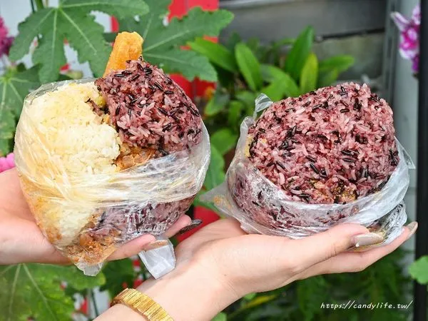 ▲▼何太太飯糰｜這間飯糰真的很誇張！吃一顆飽兩餐，重點是價格只要45元。（圖／部落客糖糖`s 享食生活授權提供）