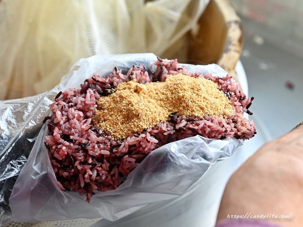 ▲▼何太太飯糰｜這間飯糰真的很誇張！吃一顆飽兩餐，重點是價格只要45元。（圖／部落客糖糖`s 享食生活授權提供）