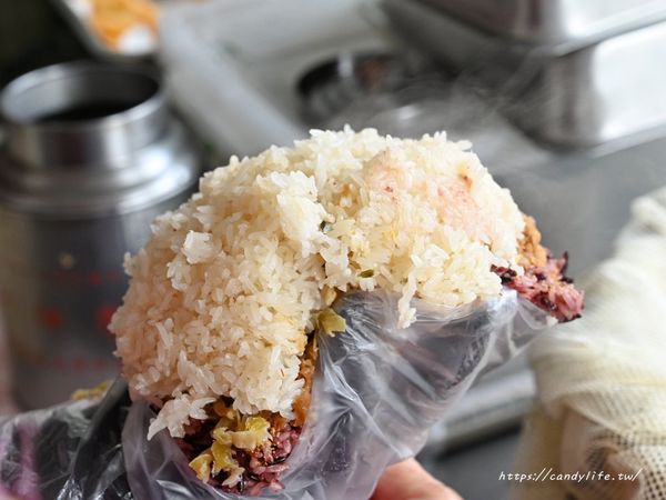 ▲▼何太太飯糰｜這間飯糰真的很誇張！吃一顆飽兩餐，重點是價格只要45元。（圖／部落客糖糖`s 享食生活授權提供）