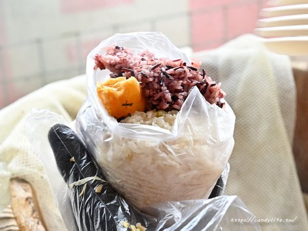 ▲▼何太太飯糰｜這間飯糰真的很誇張！吃一顆飽兩餐，重點是價格只要45元。（圖／部落客糖糖`s 享食生活授權提供）