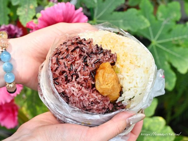 ▲▼何太太飯糰｜這間飯糰真的很誇張！吃一顆飽兩餐，重點是價格只要45元。（圖／部落客糖糖`s 享食生活授權提供）