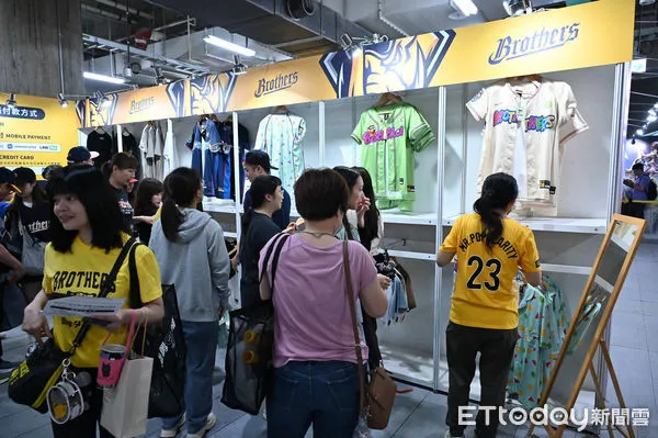▲▼中信兄弟本週末在台北大巨蛋舉辦蠟筆小新主題日，吸引許多球迷排隊購買聯名商品。（圖／記者李毓康攝）