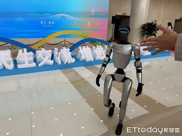 ▲▼ 宇樹科技  、G1人形機器人以及Unitree Go2四足機器狗         。（圖／記者任以芳攝）