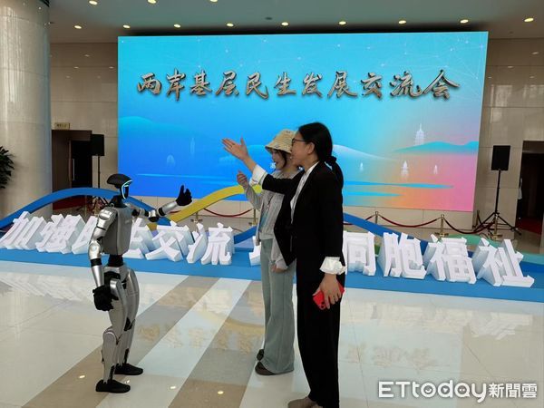 ▲▼ 宇樹科技  、G1人形機器人以及Unitree Go2四足機器狗         。（圖／記者任以芳攝）