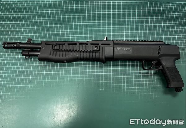 ▲黃男巷弄會車引發行車糾紛，亮槍恐嚇對方讓路。（圖／記者陸運陞翻攝）