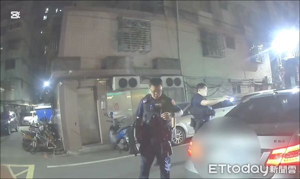 ▲黃男巷弄會車引發行車糾紛，亮槍恐嚇對方讓路。（圖／記者陸運陞翻攝）